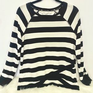 Tommy Hilfiger Women’s Long Sleeve scoop Neck Top/ Tee